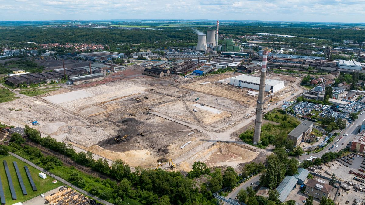 Místo žhavých ingotů mrazící boxy a možná i byty. Kladenská Poldovka se mění